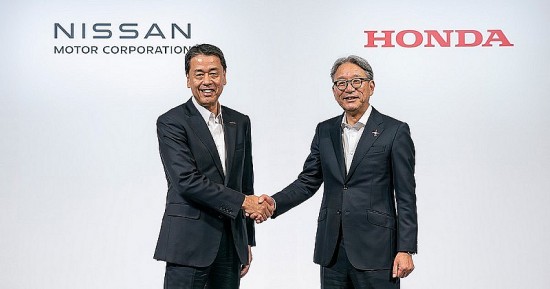 hai hang o to honda va nissan sap ve chung mot nha