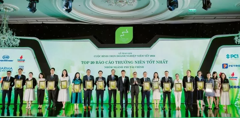 Trao chứng nhận cho các doanh nghiệp đạt giải Báo cáo thường niên tốt nhất 2024