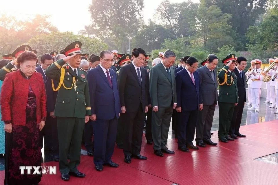 Đoàn đại biểu các đồng chí lãnh đạo, nguyên lãnh đạo Đảng, Nhà nước tới đặt vòng hoa, dâng hương tưởng niệm các Anh hùng liệt sỹ