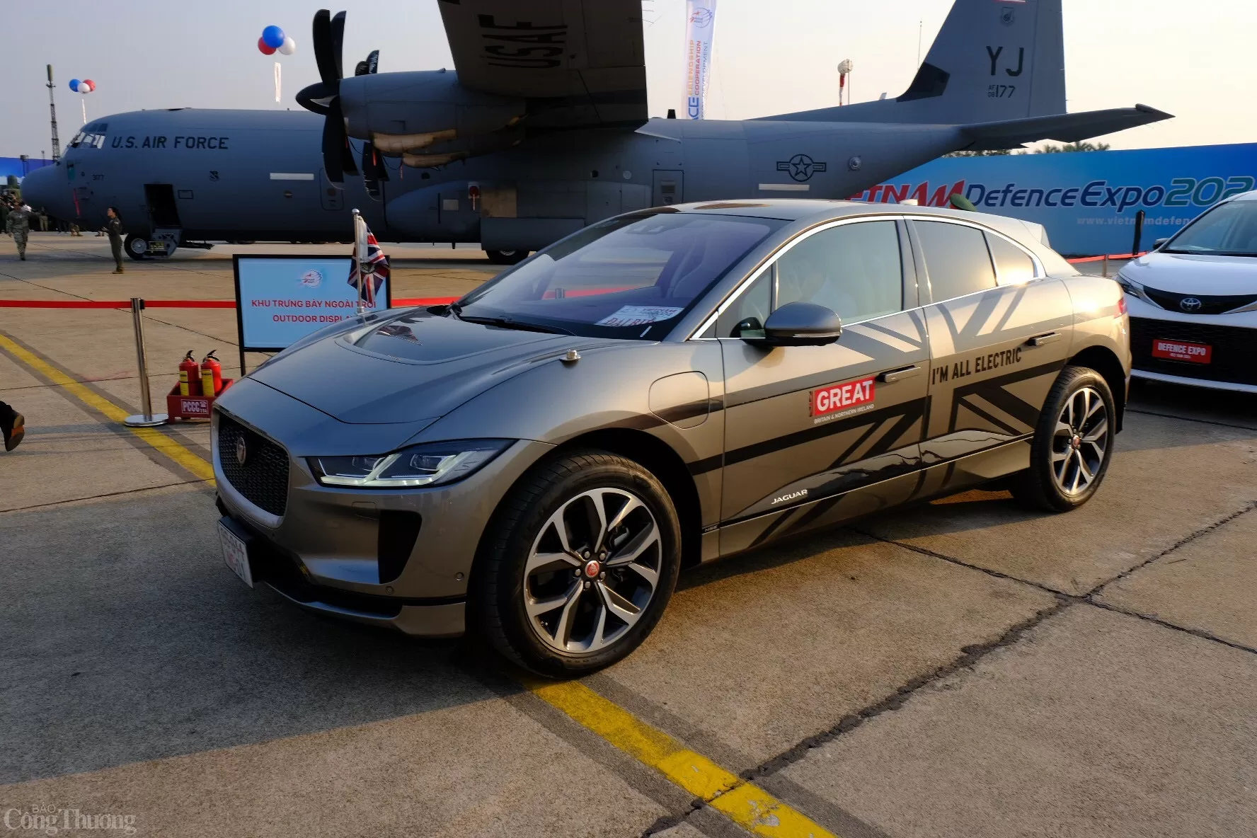 Đoàn tham quan của Đại sứ quán Anh đã xuất hiện cùng chiếc Jaguar I-Pace thuần điện. Ảnh: Trần Đình