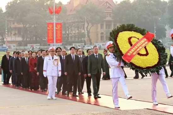 lanh dao dang nha nuoc quan uy trung uong vao lang vieng chu tich ho chi minh