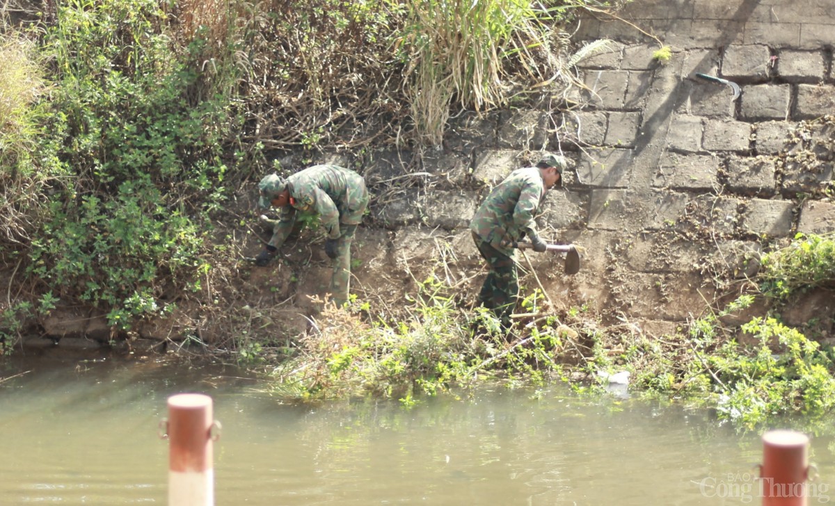 Bộ đội, thanh niên Gia Lai hối hả dọn dẹp vệ sinh, làm đẹp môi trường đón Tết Ất Tỵ 2025