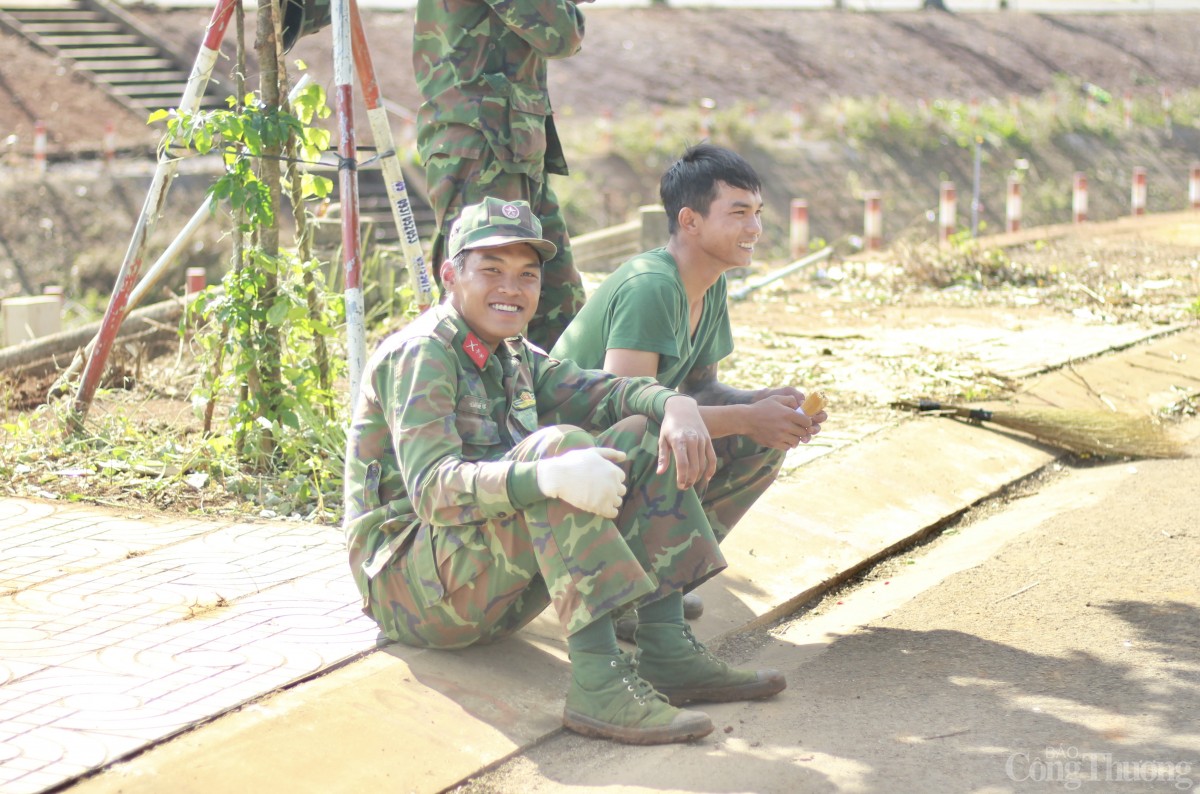 Bộ đội, thanh niên Gia Lai hối hả dọn dẹp vệ sinh, làm đẹp môi trường đón Tết Ất Tỵ 2025