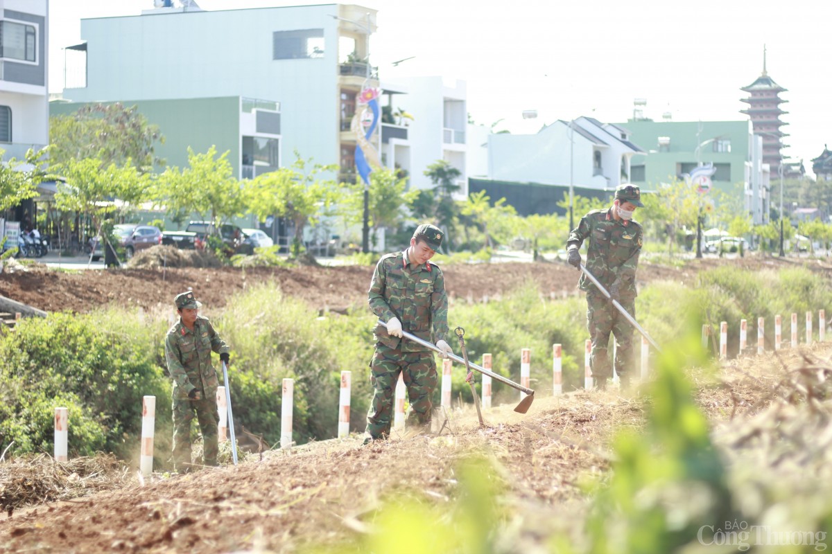 Bộ đội, thanh niên Gia Lai hối hả dọn dẹp vệ sinh, làm đẹp môi trường đón Tết Ất Tỵ 2025