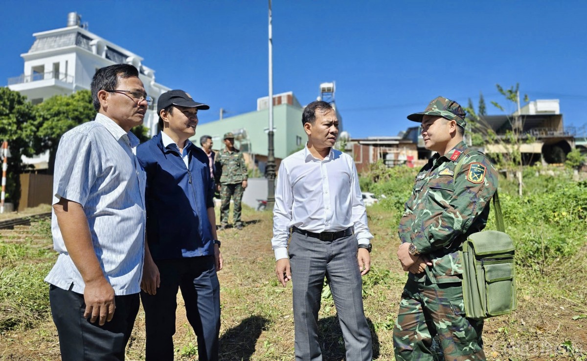 Bộ đội, thanh niên Gia Lai hối hả dọn dẹp vệ sinh, làm đẹp môi trường đón Tết Ất Tỵ 2025