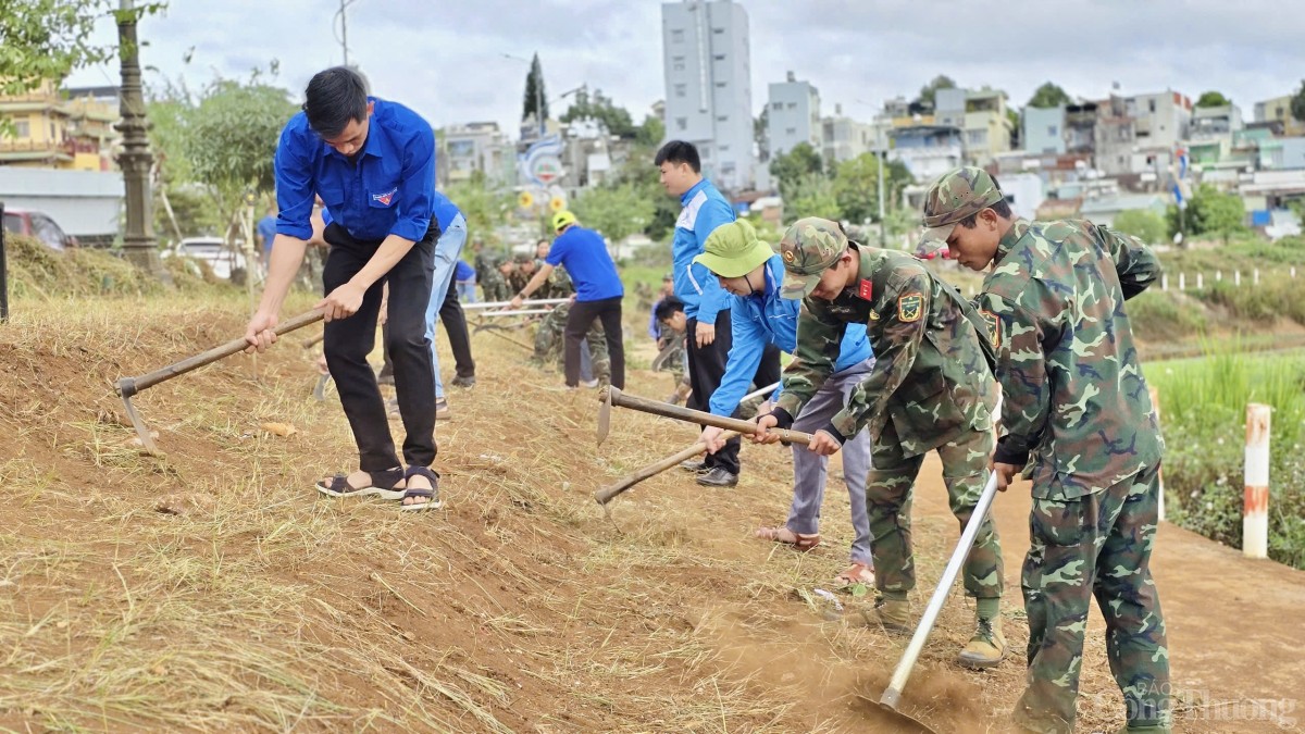 Bộ đội, thanh niên Gia Lai hối hả dọn dẹp vệ sinh, làm đẹp môi trường đón Tết Ất Tỵ 2025