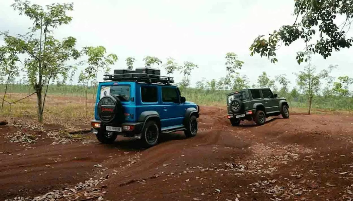 Băng qua rừng cao su, rẫy trái cây và những con đường làng đất đỏ chông chênh, Suzuki Jimny bộc  lộ tố chất offroad mạnh mẽ khiến người cầm lái thán phục. Ảnh: Vy Lê