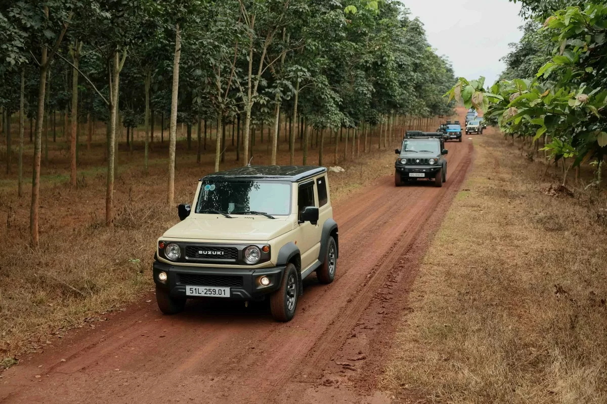 Suzuki Jimny tự tin băng qua rẫy cao su với địa hình tự nhiên đa dạng. Ảnh: Vy Lê