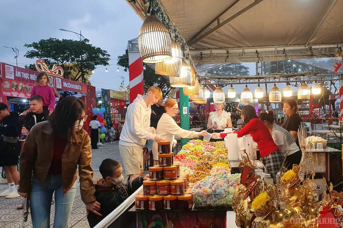 Rất đông người dân và du khách thưởng thức ẩm thực tại phiên chợ Rất đông người dân và du khách thưởng thức ẩm thực tại phiên chợ