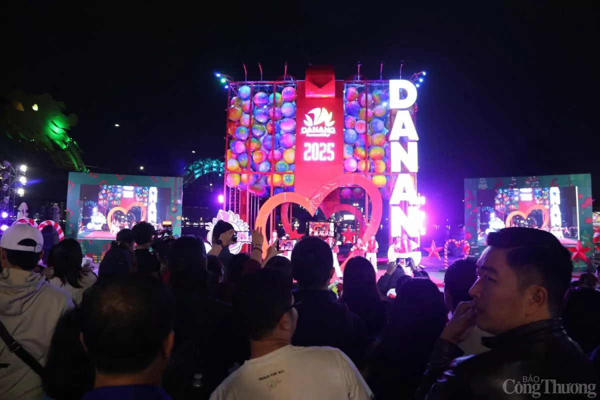 Tối 20/12, Lễ hội Đón Giáng sinh – Chào năm mới Đà Nẵng 2025 (Danang X’mas - New Year Festival 2025) do Sở Du lịch TP. Đà Nẵng tổ chức chính thức khai mạc với nhiều hoạt động văn hóa, nghệ thuật, du lịch, vui chơi giải trí hấp dẫn thu hút hàng nghìn người dân và du khách tại TP. Đà Nẵng. 