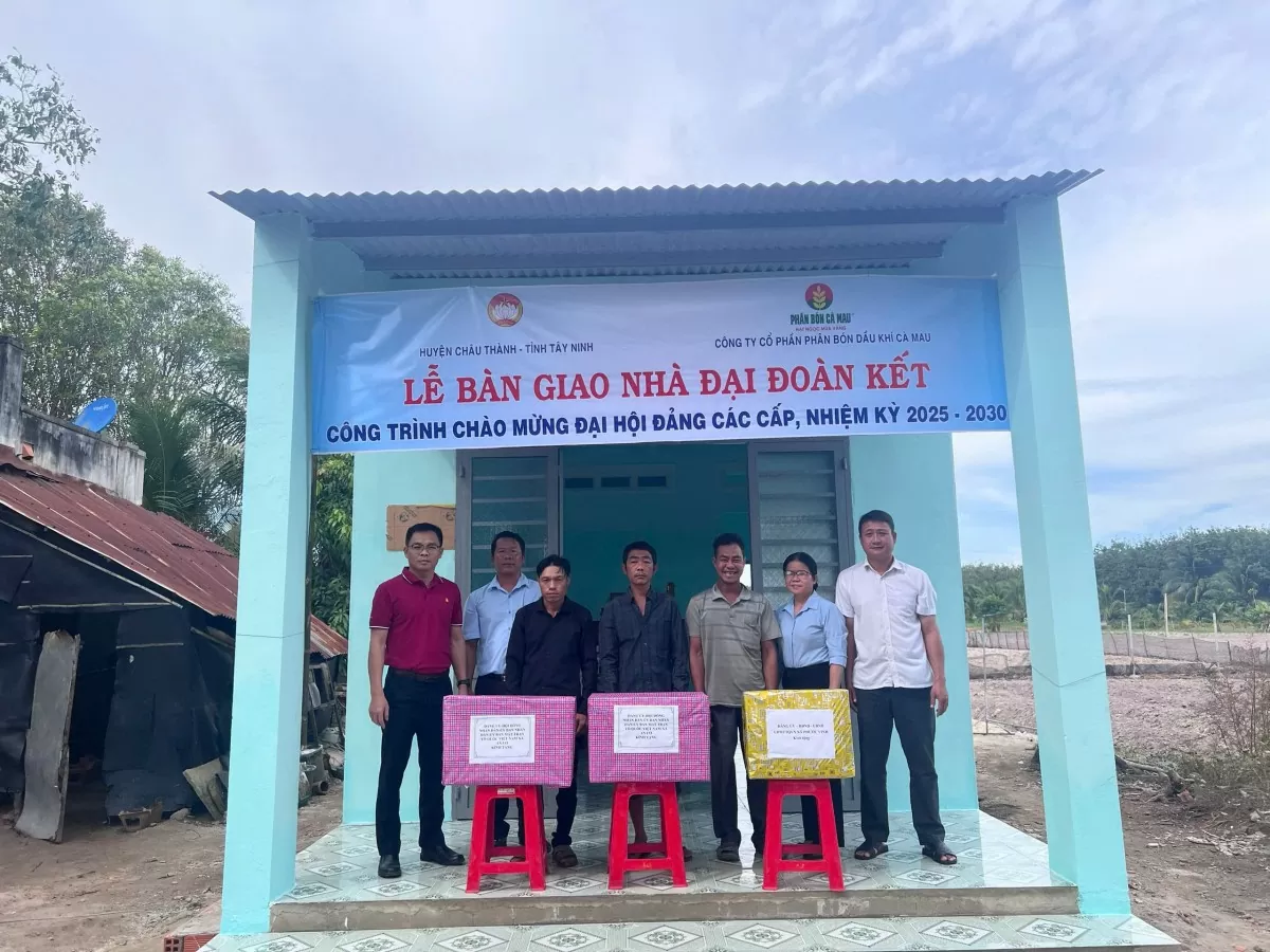 Căn nhà Đại đoàn kết khang trang được xây dựng từ sự hỗ trợ của Phân Bón Cà Mau, mang đến niềm vui lớn cho các gia đình khó khăn trước thềm Tết Nguyên Đán