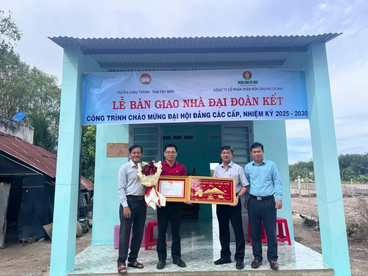 Lãnh đạo địa phương tặng hoa, bằng khen và chụp ảnh lưu niệm cho đại diện Phân Bón Cà Mau