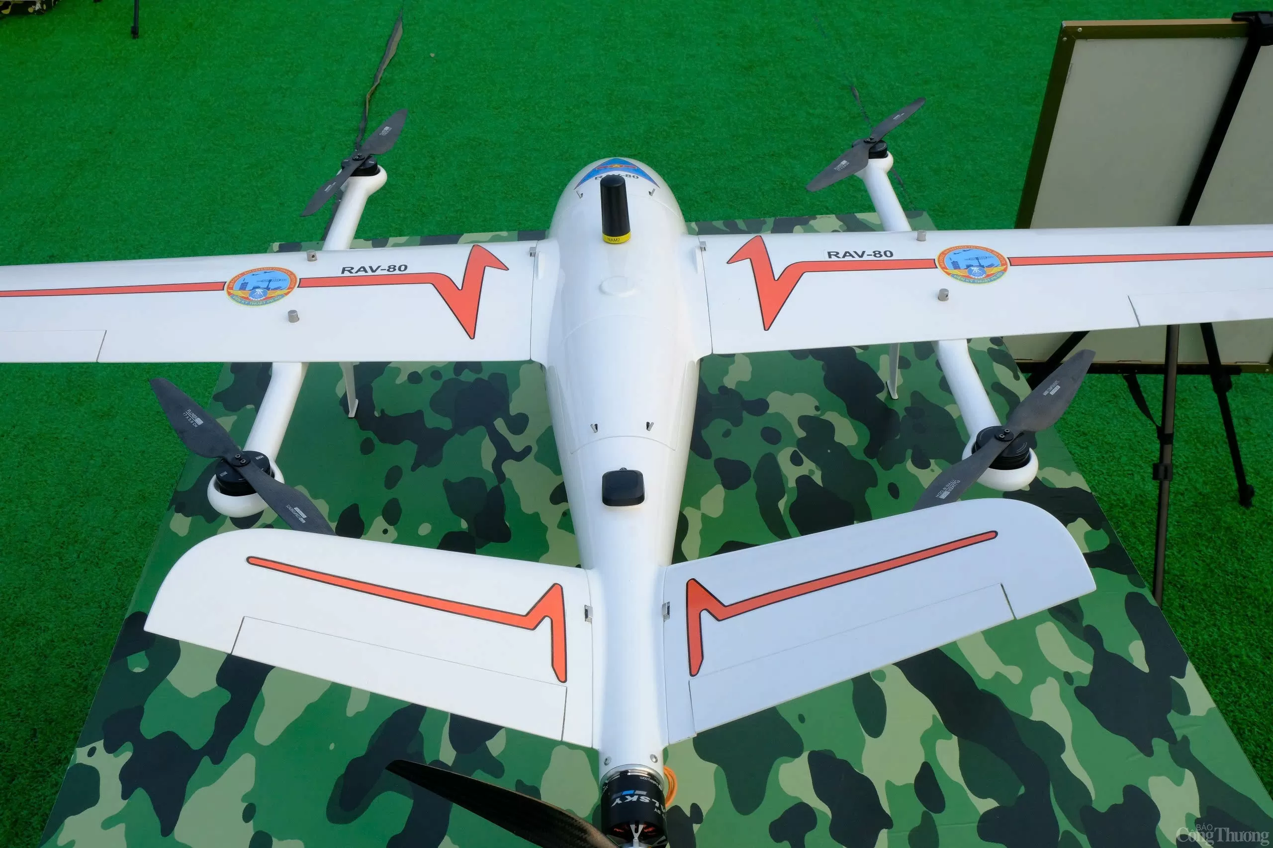Triển lãm Quốc phòng quốc tế 2024: Mục sở thị dàn UAV ‘Made in Vietnam’