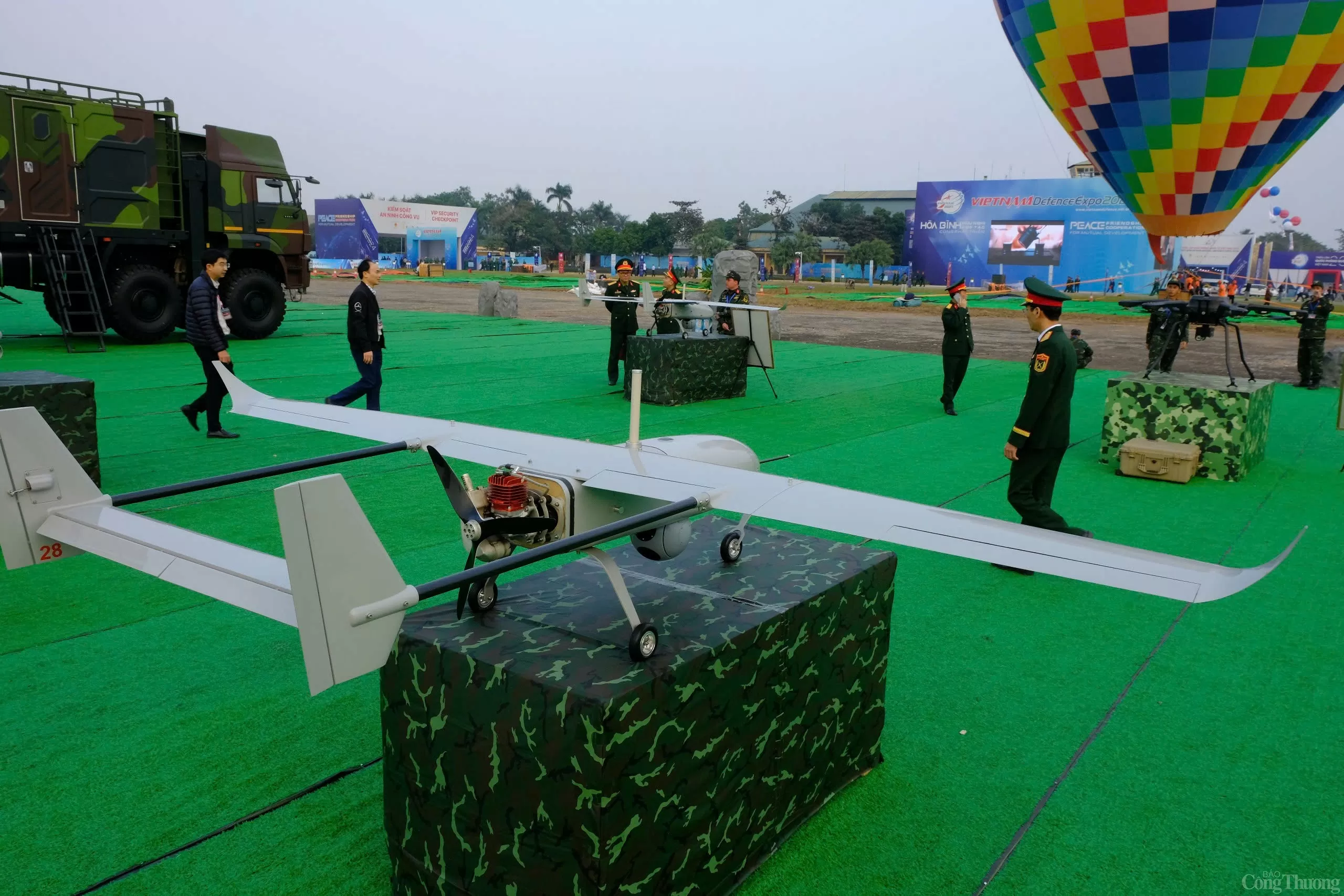 Triển lãm Quốc phòng quốc tế 2024: Mục sở thị dàn UAV ‘Made in Vietnam’