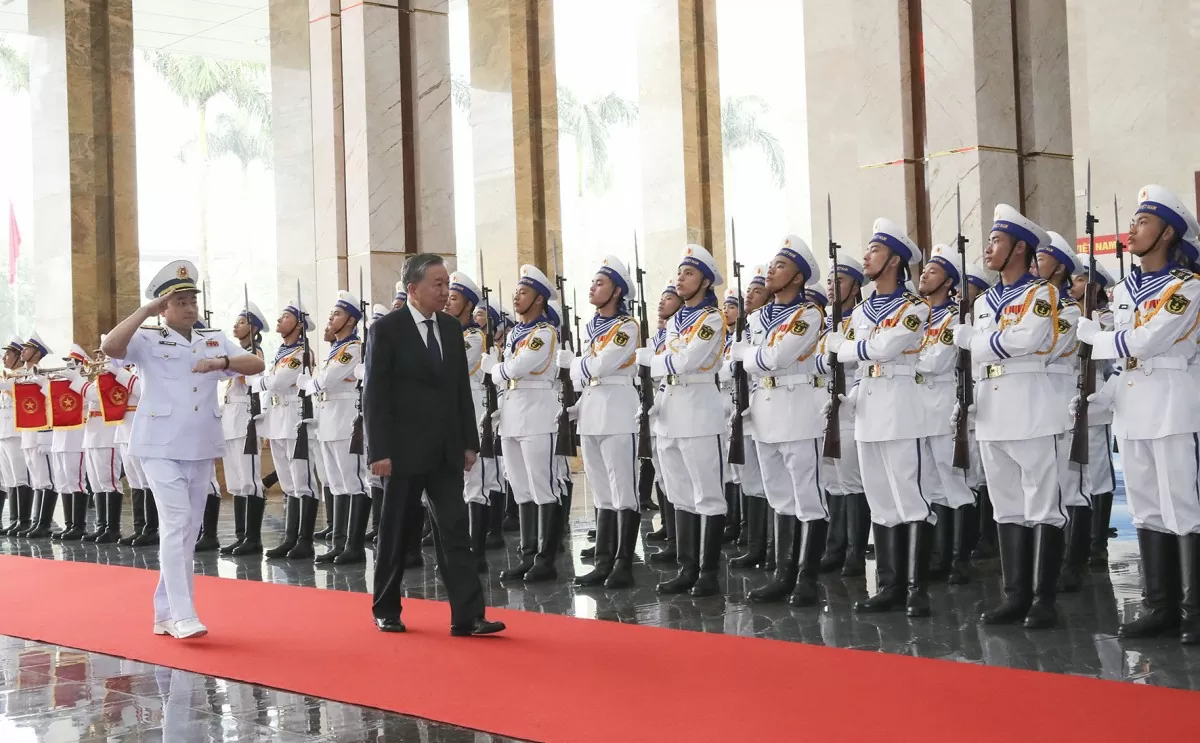 Đồng chí Tô Lâm, TBT Đảng cộng sản Việt Nam duyệt đội danh dự của Quân chủng hải quân