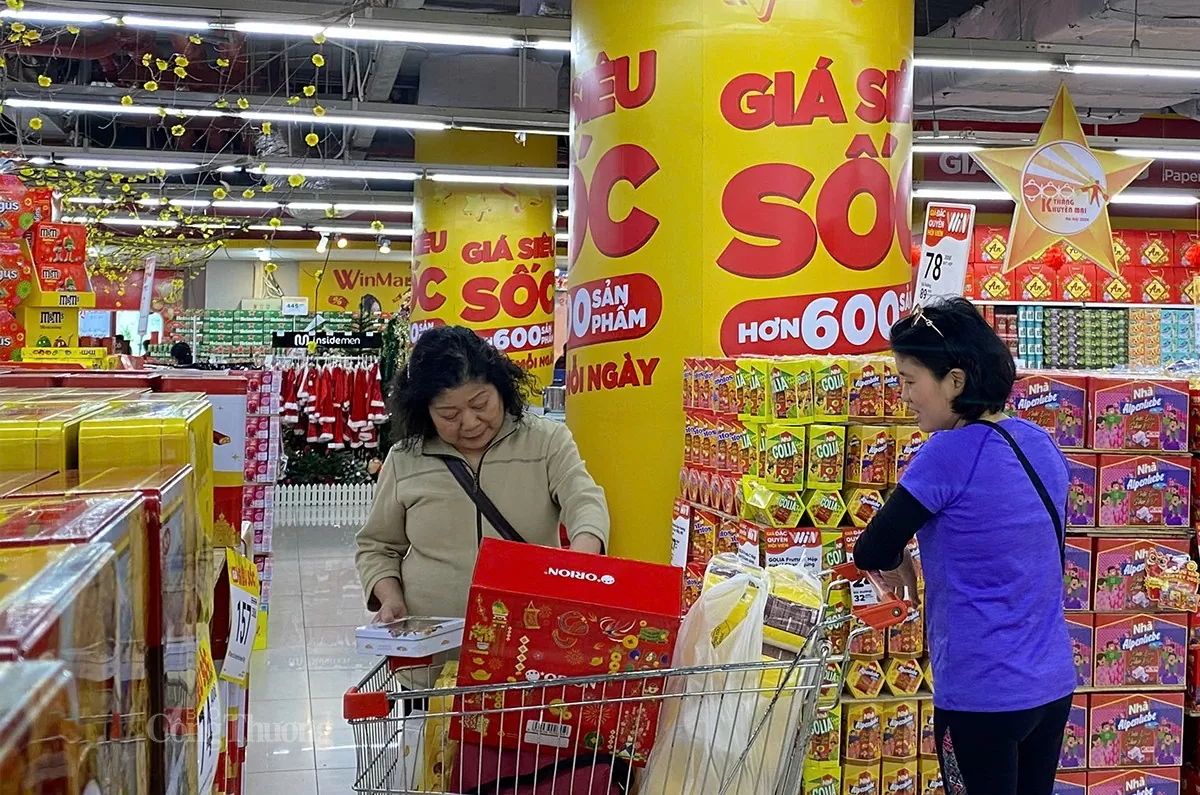 Hàng Tết là mặt hàng được người tiêu dùng lựa chọn trong dịp mua sắm cuối năm này