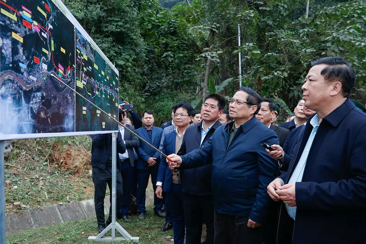 Thủ tướng Phạm Minh Chính khảo sát phương án xây dựng tuyến đường sắt Lào Cai-Hà Nội-Hải Phòng - Ảnh: VGP/Nhật Bắc