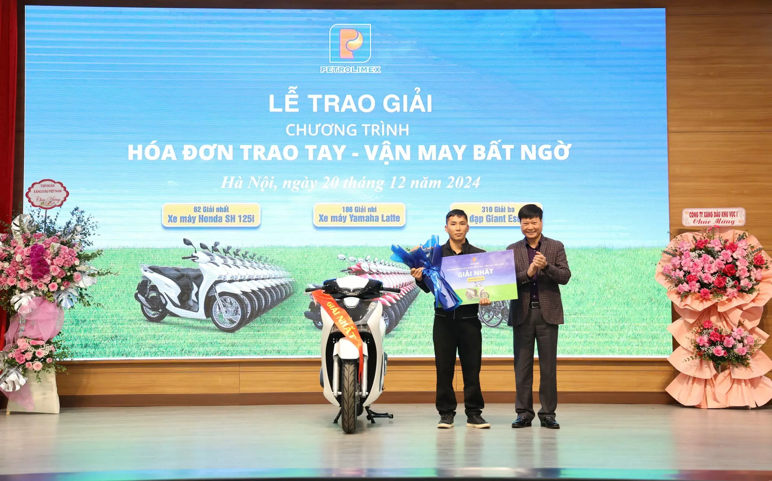 Khách hàng trúng giải Nhất là xe máy Honda SH125i 