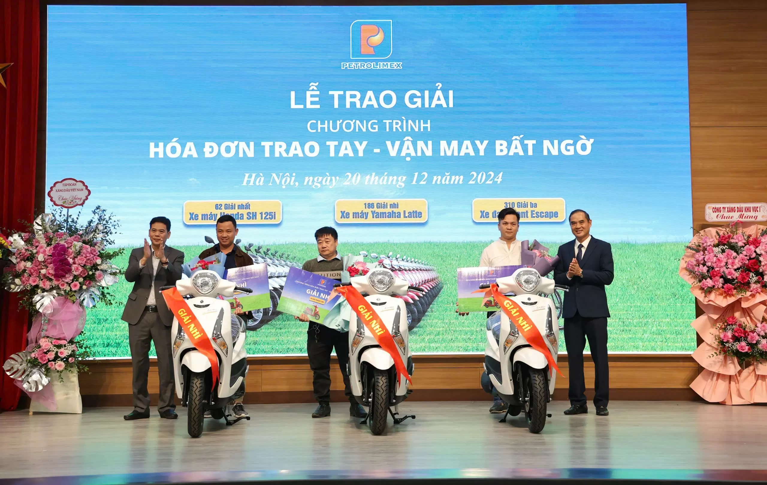 Các khách hàng trúng giải Nhì là xe máy Yamaha Latte 