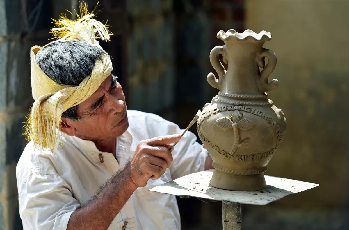 Trưng bày giới thiệu Nghệ thuật làm gốm người Chăm nhằm quảng bá, phát triển du lịch vùng đồng bào dân tộc thiểu số và miền núi.