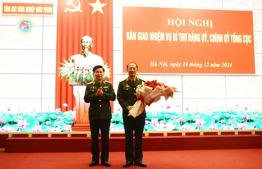 Trung tướng Đỗ Xuân Tụng, Phó chủ nhiệm Tổng cục Chính trị QĐND Việt Nam tặng hoa chúc mừng Thiếu tướng Đinh Quốc Hùng. Ảnh: Quân đội Nhân dân