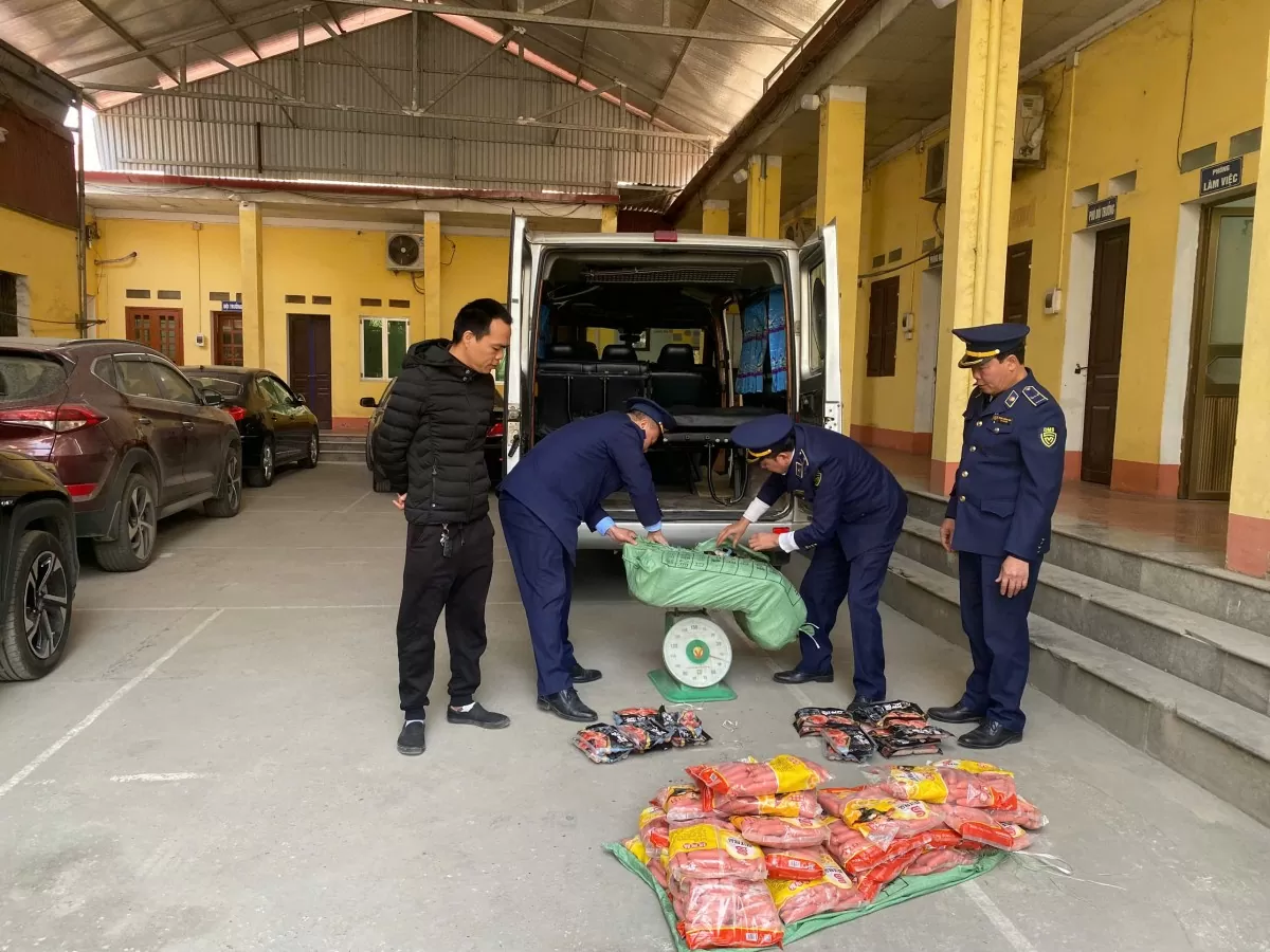 Lạng Sơn: Tạm giữ hàng nghìn sản phẩm thực phẩm nhập lậu đang lưu thông tại huyện Cao Lộc