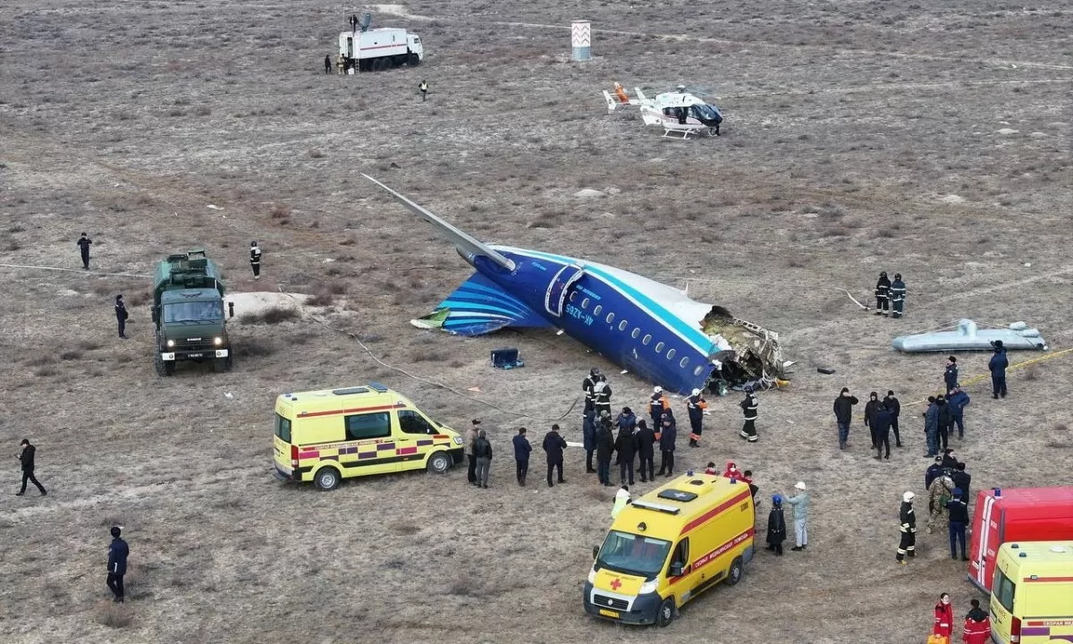 Hiện trường vụ rơi máy bay Azerbaijan Airlines ở Kazakhstan hôm 25/12. Ảnh: Reuters