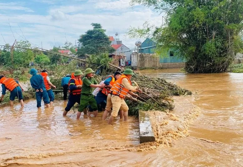 Công an nhân dân luôn sẵn sàng hy sinh, thực sự là "điểm tựa", chỗ dựa vững chắc của nhân dân, nhất là trong gian khó, hiểm nguy