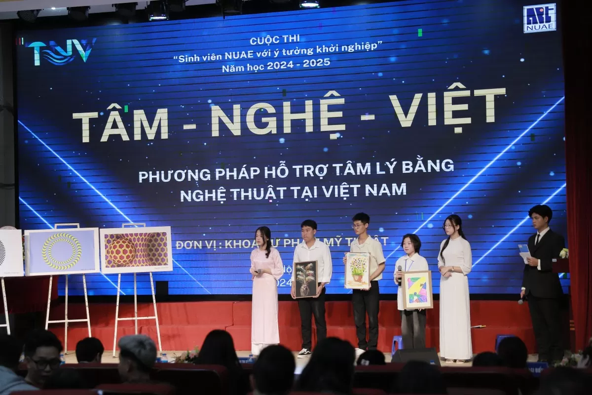 Sinh viên NUAE thuyết trình dự án khởi nghiệp. Ảnh Minh Trí