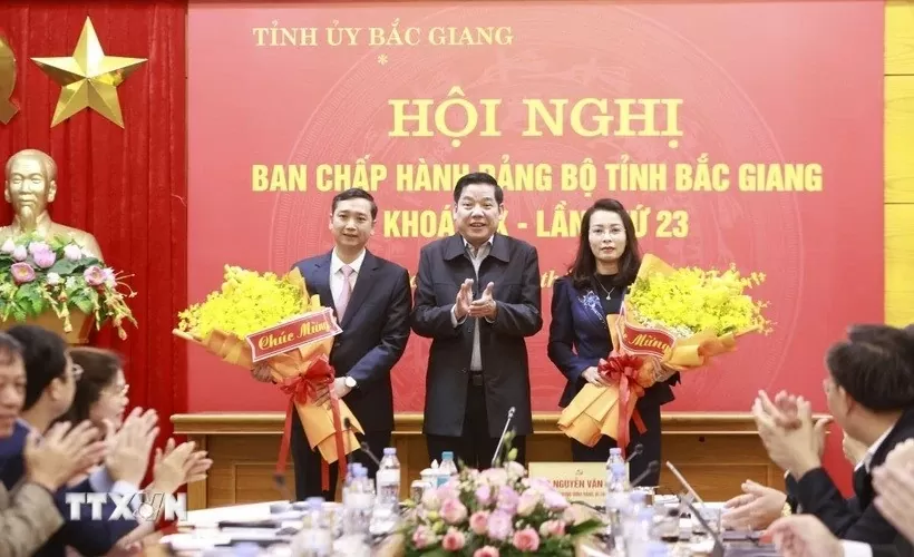 Bí thư Tỉnh ủy Bắc Giang Nguyễn Văn Gấu tặng hoa chúc mừng Phó Bí thư Thường trực Tỉnh uỷ Nguyễn Thị Hương (phải) và Phó Bí thư Tỉnh ủy Nguyễn Việt Oanh (trái)