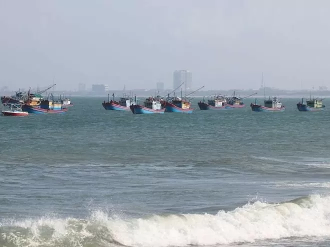 Dự báo thời tiết biển hôm nay 28/12/2024: Giữa và Nam Biển Đông có mưa rào và dông rải rác