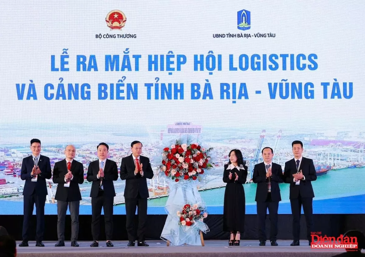 Ông Nguyễn Văn Thọ, Chủ tịch UBND Tỉnh tặng hoa chúc mừng ra mắt Hiệp hội Logistics và Cảng biển Bà Rịa – Vũng Tàu.