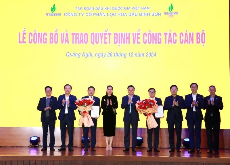 HĐQT BSR trao các quyết định về việc bổ nhiệm tân Chủ tịch HĐQT Bùi Ngọc Dương và tân Tổng Giám đốc BSR Nguyễn Việt Thắng