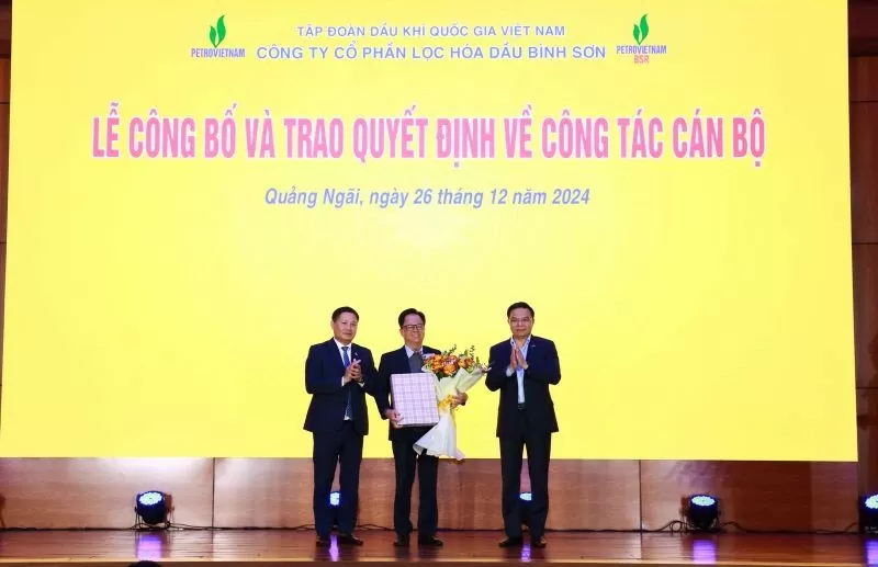 Ban lãnh đạo Tập đoàn Dầu khí Việt Nam tặng hoa, quà tri ân đồng chí Nguyễn Văn Hội