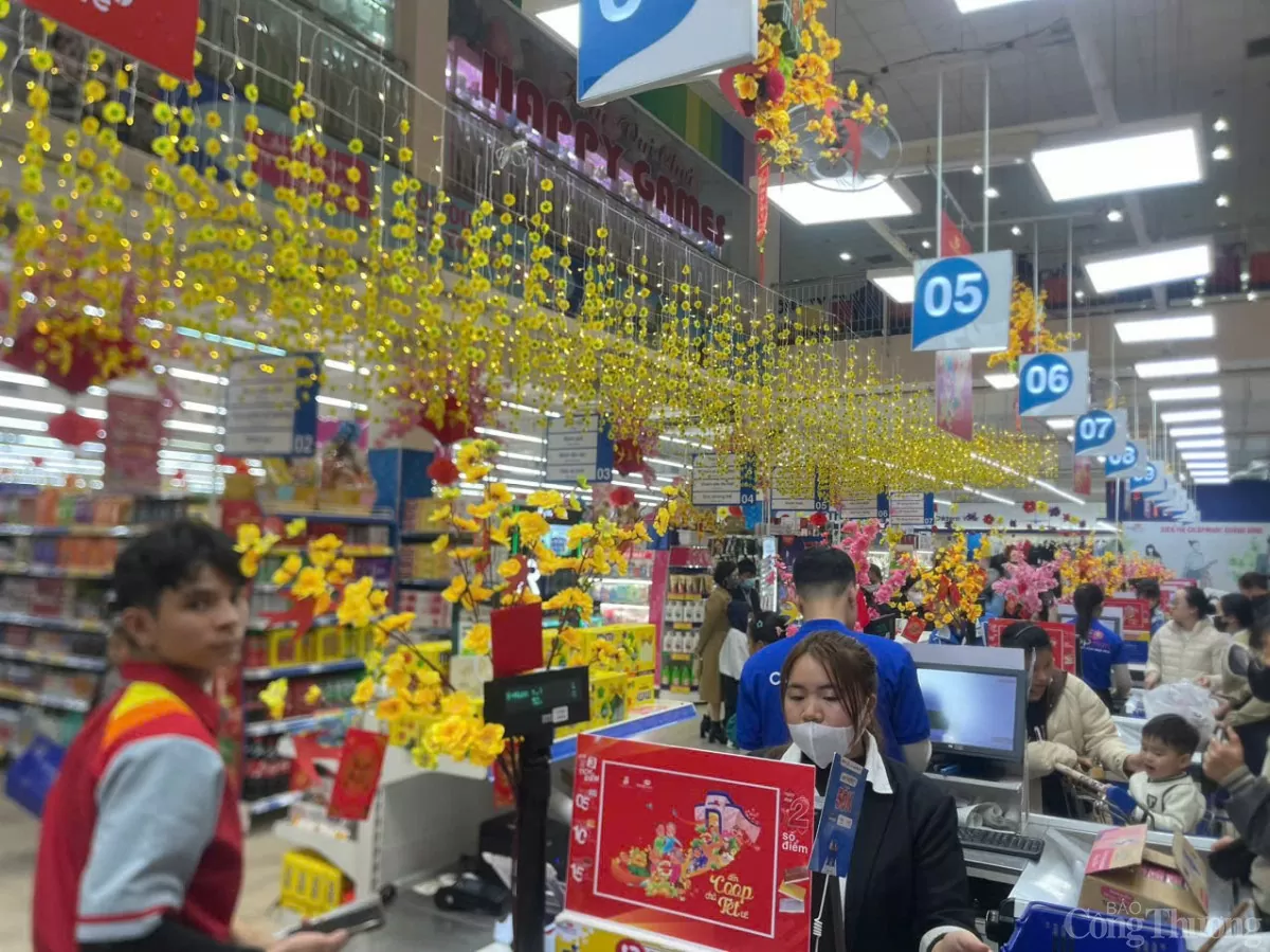 Khách hàng mua sắm tại siêu thị Coopmart Quảng Bình 