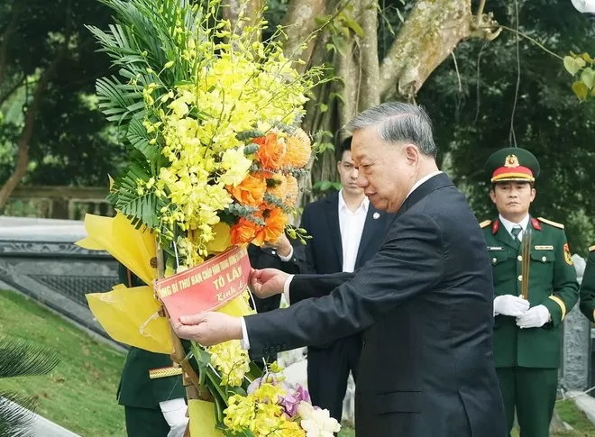 Tổng Bí thư Tô Lâm dâng hương tưởng niệm các Anh hùng liệt sỹ Thanh niên xung phong tại Khu Di tích Ngã ba Đồng Lộc. Ảnh: TTXVN