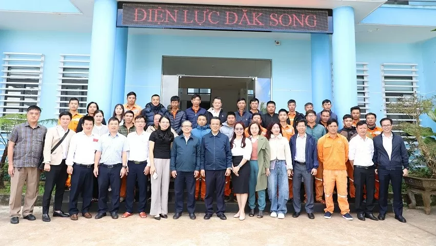 Đoàn công tác chụp hình lưu niệm với tập thể Điện lực Đắk Song (Ảnh: Linh Tâm)