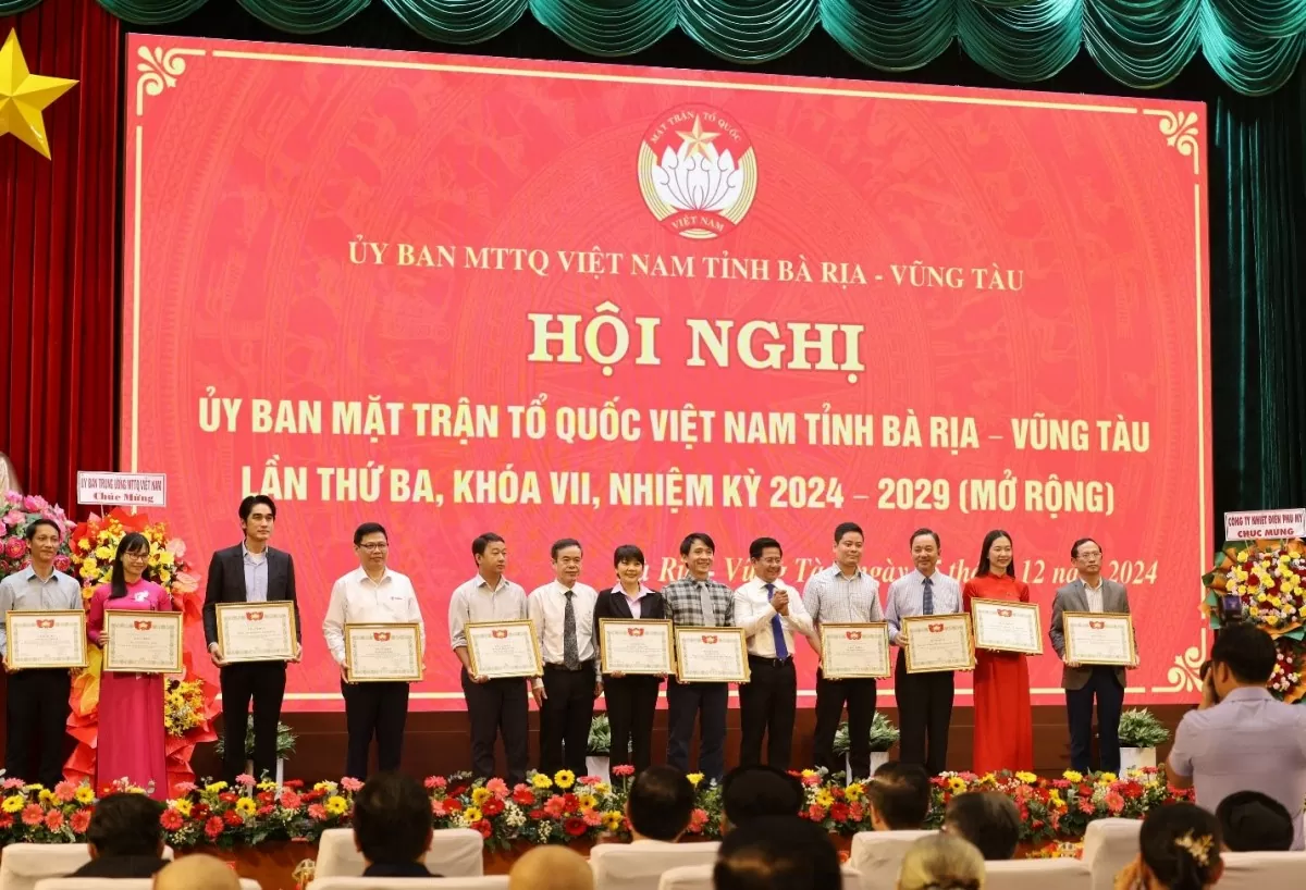 Lãnh đạo Ủy ban MTTQ tỉnh Bà Rịa – Vũng Tàu tặng bằng khen cho các đơn vị xuất sắc trong công tác Mặt trận, trong đó có PV GAS