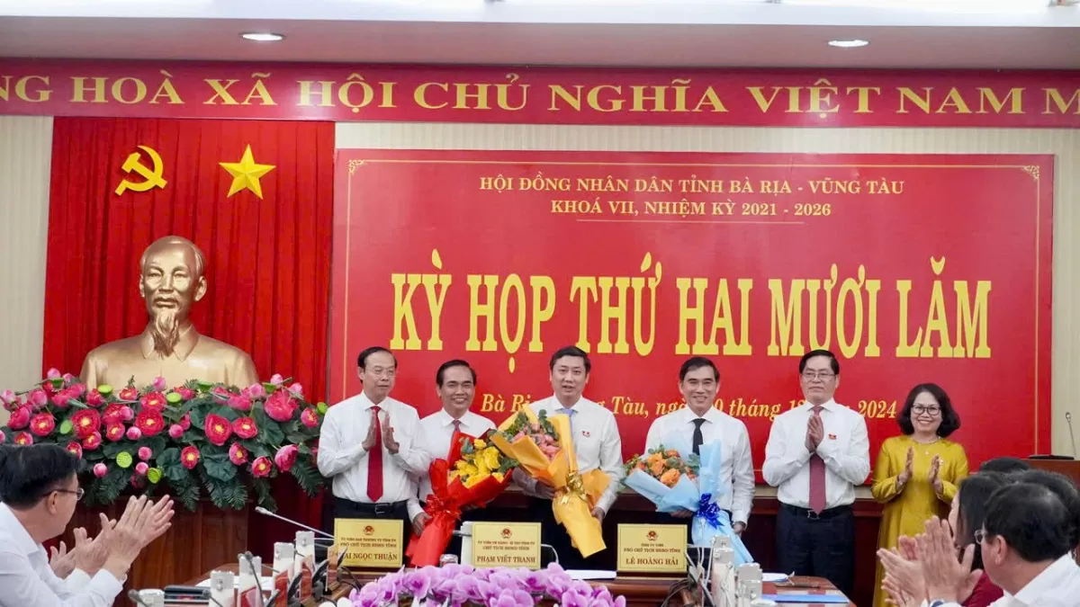 Thường trực Tỉnh ủy tỉnh Bà Rịa - Vũng Tàu tặng hoa chúc mừng 3 cán bộ vừa được miễn nhiệm, bầu cử