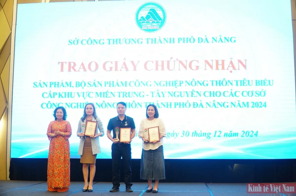 Giám đốc Sở Công Thương Đà Nẵng trao giấy chứng nhận cho 3 sản phẩm, bộ sản phẩm đạt sản phẩm công nghiệp nông thôn tiêu biểu cấp khu vực miền Trung - Tây Nguyên năm 2024