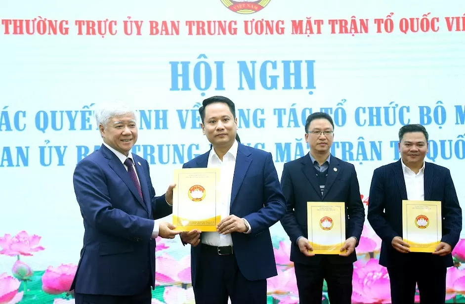 Ủy viên Bộ Chính trị, Bí thư Trung ương Đảng, Chủ tịch Ủy ban Trung ương MTTQ Việt Nam Đỗ Văn Chiến trao Quyết định điều động, bổ nhiệm nhà báo Trương Thành Trung, Ủy viên Ủy ban Trung ương MTTQ Việt Nam, Tổng Biên tập Tạp chí Mặt trận giữ chức vụ Tổng Biên tập Báo Đại Đoàn Kết.