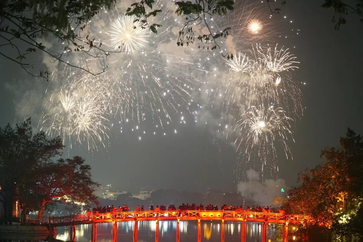 Khoảnh khắc pháo hoa rực rỡ chào đón năm mới 2025 Khoảnh khắc pháo hoa rực rỡ chào đón năm mới 2025