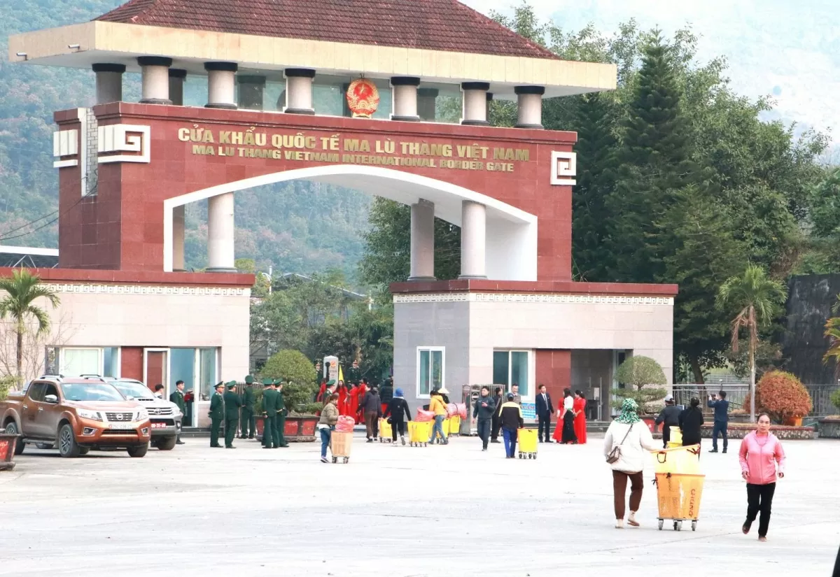Tổ chức Lễ Chào cờ tại Cửa khẩu quốc tế Ma Lù Thàng
