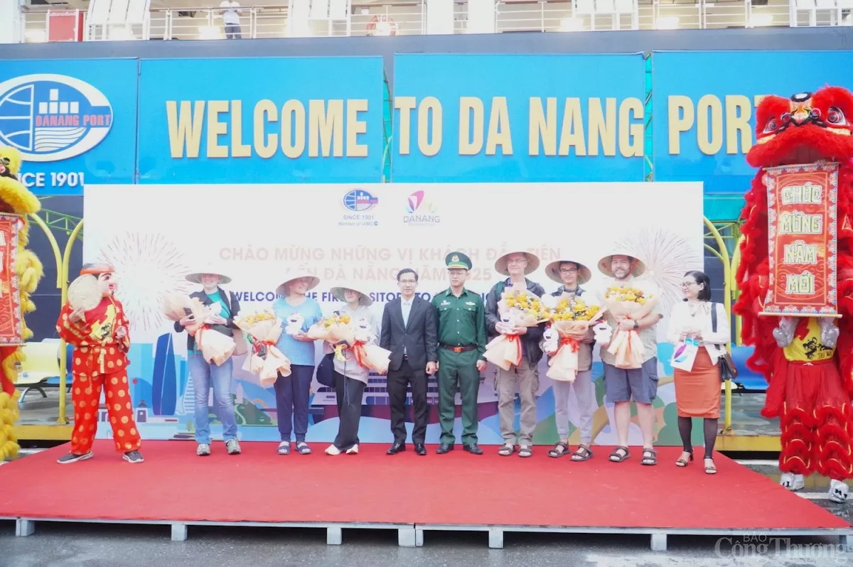 Chào đón gần các du khách quốc tế