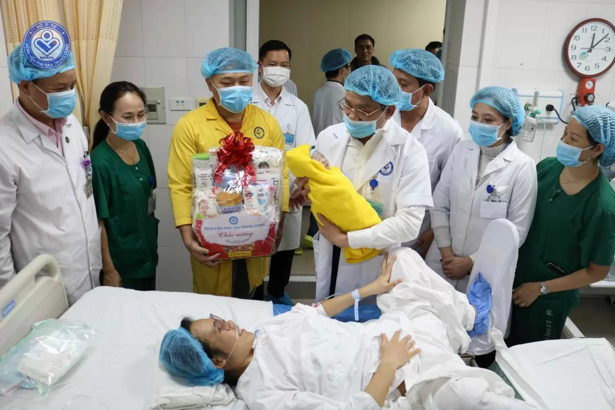 GS.TS Nguyễn Duy Án thăm hỏi động viên, tặng quà cho em bé Tuệ Minh. Ảnh: Bệnh viện cung cấp
