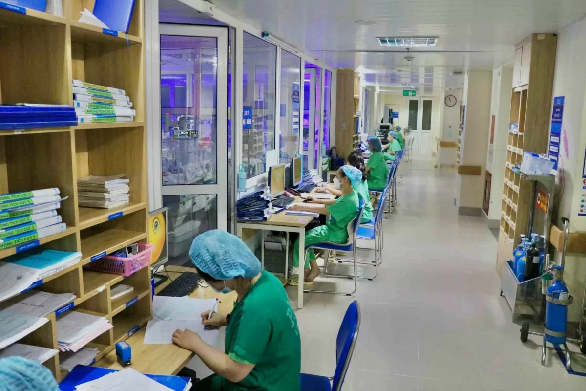 Các bác sĩ Trung tâm chăm sóc và điều trị sơ sinh (Bệnh viện Phụ sản Trung ương) làm nhiệm vụ vào thời khắc chuyển giao năm cũ và năm mới. Ảnh: Bệnh viện cung cấp