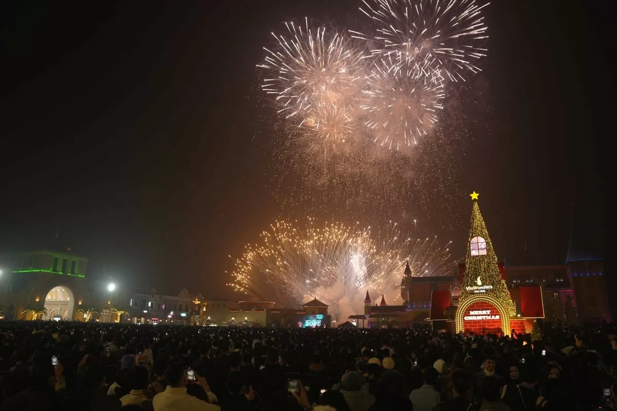 'Vũ trụ Vin' hoá 'thánh địa countdown', đón gần 1 triệu người trong đại tiệc chào năm mới 2025