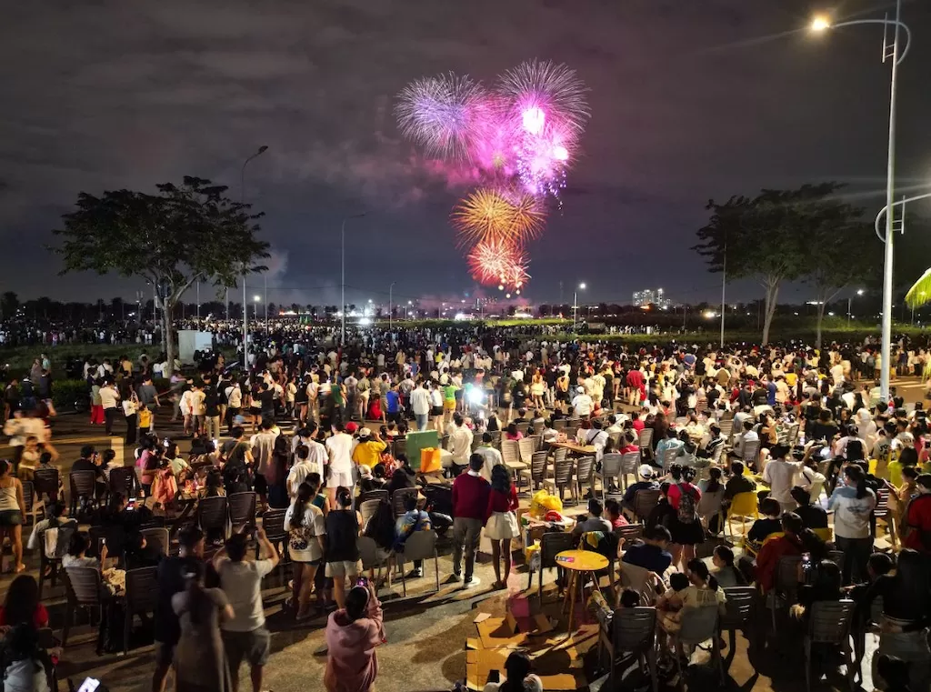 Gần 100.000 du khách đổ về Van Phuc City ngắm pháo hoa