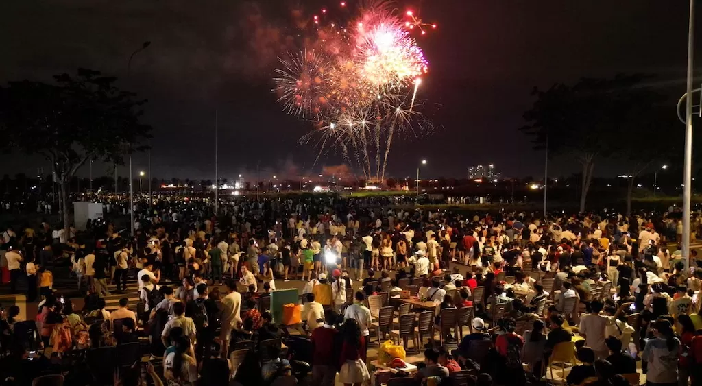 Gần 100.000 du khách đổ về Van Phuc City ngắm pháo hoa