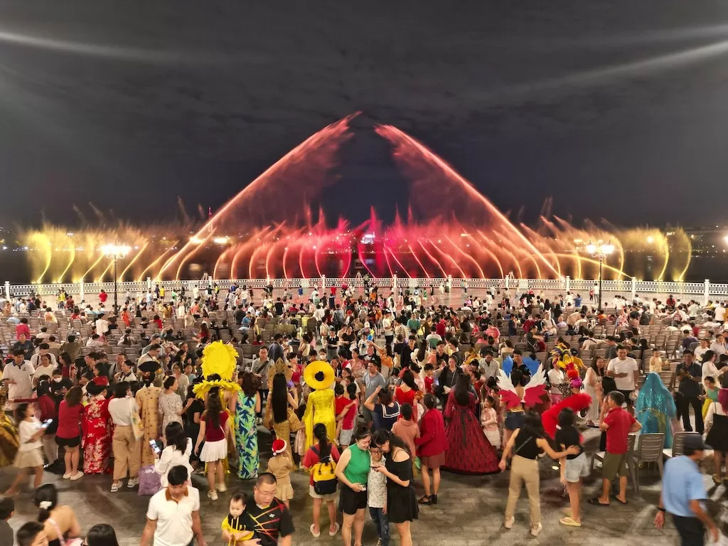Gần 100.000 du khách đổ về Van Phuc City ngắm pháo hoa